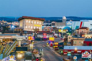 Sun setting view of Branson�s main entertainment district with theaters, attractions, and illuminated signage.�